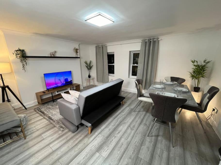 Апартаменты Modern & Stylish Haven In Heart Of Лондон Экстерьер фото