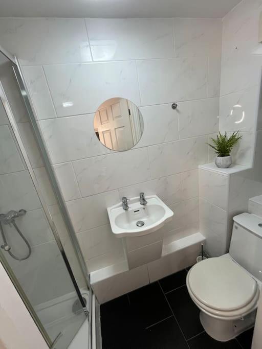 Апартаменты Modern & Stylish Haven In Heart Of Лондон Экстерьер фото